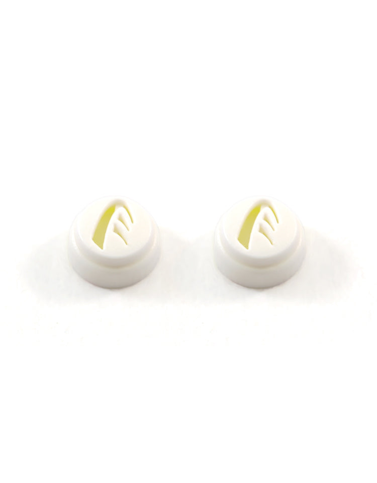 Twee witte verwisselbare filters met een gele binnenkant