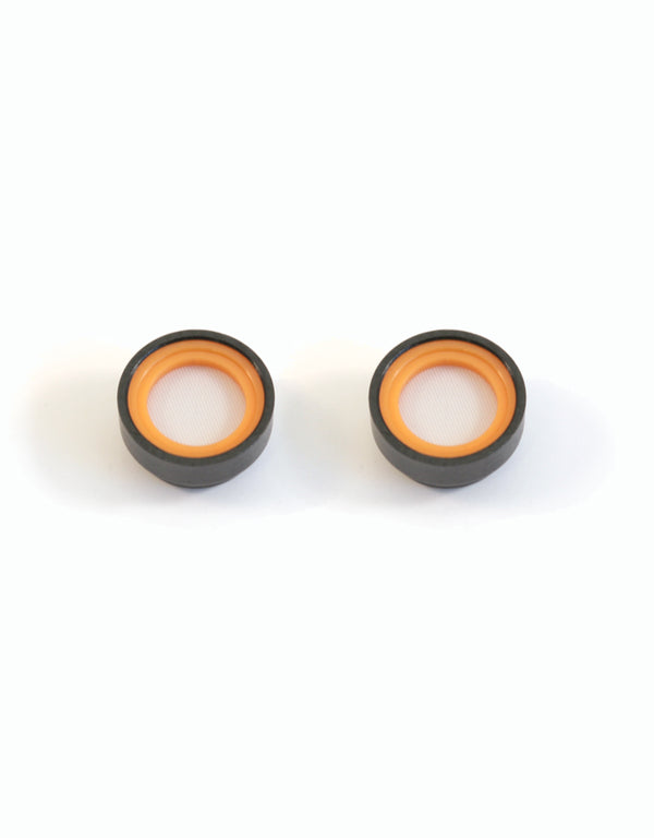 Binnenkant van twee DIM 12-filters met een oranje kleurring