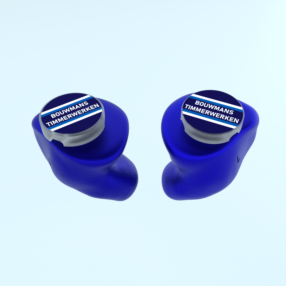 Blauwe otoplastieken voor de bouw met logo van een timmerbedrijf